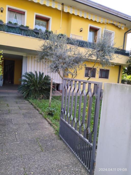 Casa Gialla Quartiere Tranquillo A Vicino Al Centro E Servizi